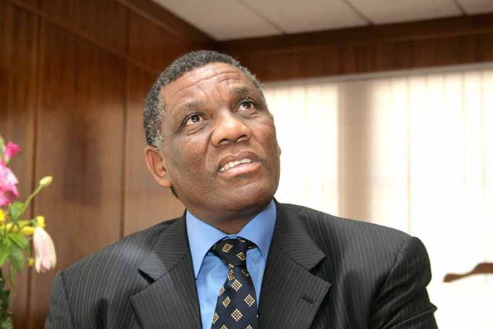 minister-seretse-goes
