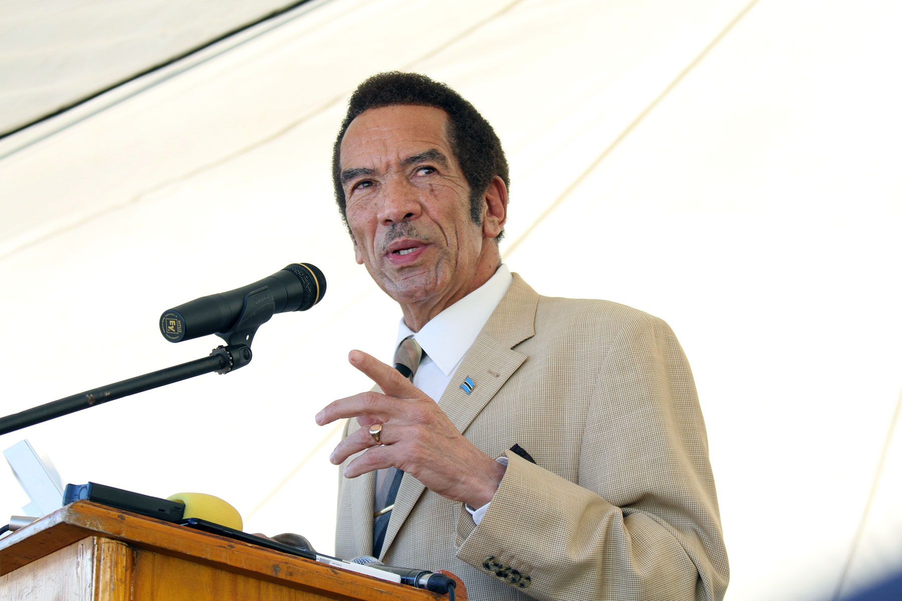 UN backs Khama